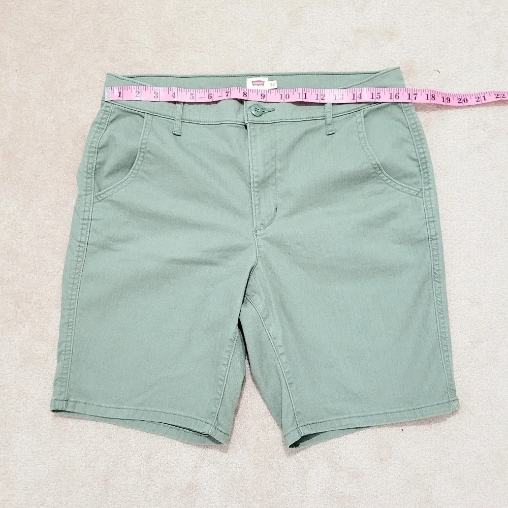 LEVI'S mens Flat Front Chino Casual Shorts Size 30 Green Stretch Comfortable